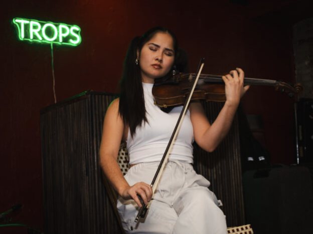 Violinist at Yalda, Manero's